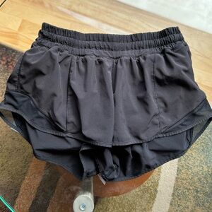 Black lululemon hotty hot shorts 2.5”